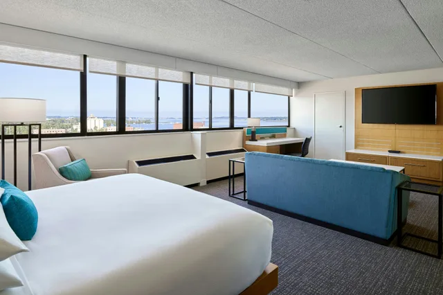 غرفة بسرير كينج، Delta Hotels Muskegon Convention Center 9/11