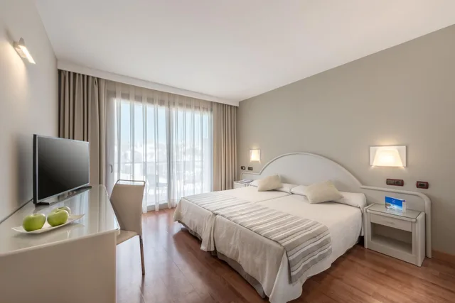 غرفة كومفورت ثلاثية بشرفة بإطلالة جزئية على البحر، Gran Hotel Costa del Sol 3/6