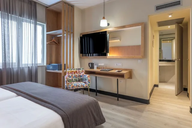 غرفة كومفورت بسرير كوين وسرير فردي، Polis Grand Hotel 6/8