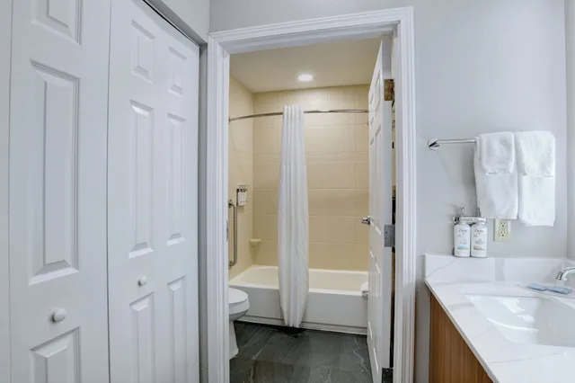 جناح بسرير كينج وسريرين مزدوجين بغرفتي نوم بمطبخ، Staybridge Suites Oklahoma City 7/10