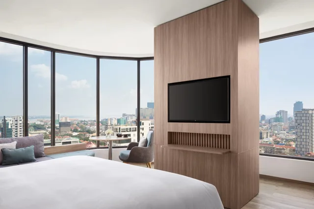 غرفة تنفيذية بسرير كينج مع أريكة، Courtyard Phnom Penh 4/9