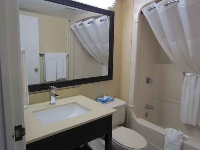 غرفة كومفورت بسرير كوين مع أريكة، Comfort Inn Trois-Rivieres 9/9