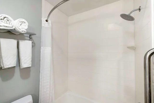 غرفة بسرير كينج وسرير كوين بغرفتي نوم، Best Western Medical Center North Inn and Suites Near Six Flags 9/9