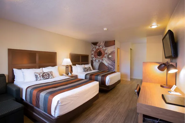 غرفة بسرير كينج وسرير كوين، Best Western Sandman Hotel 2/6