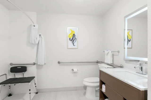 Room, King Bed, Accessible, Comfort Inn & Suites Portland Corpus Christi 9/9