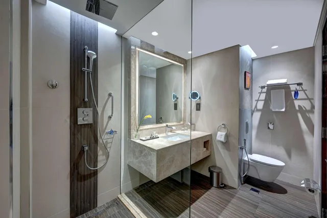 غرفة تنفيذية بسرير كينج، RADISSON BLU HOTEL AJMAN 5/5