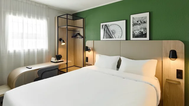 Standard, Queen Bed, Campanile Argenteuil 5/10