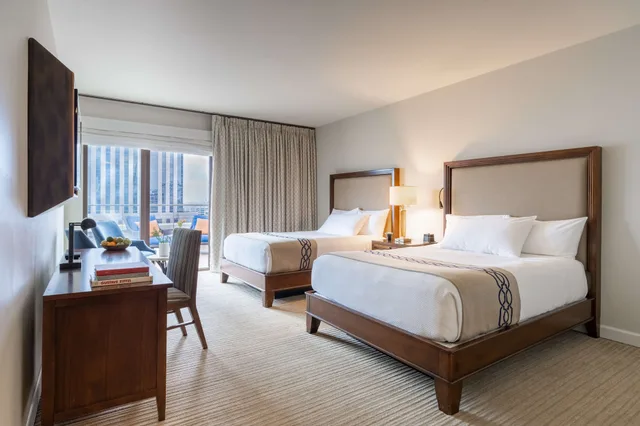 غرفة ديلوكس بسريرين كوين بإطلالة على المدينة بشرفة، Nopsi Hotel New Orleans 1/3