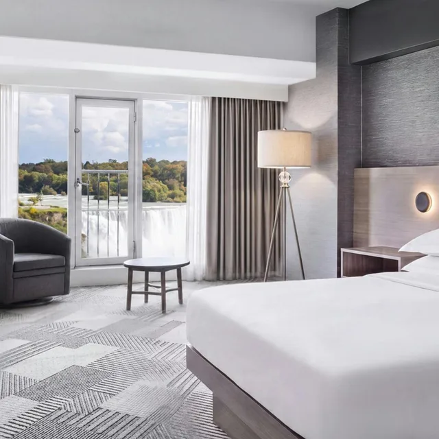 Guest Room, Deluxe, King Bed, Falls View، Sheraton Fallsview Hotel 3/5