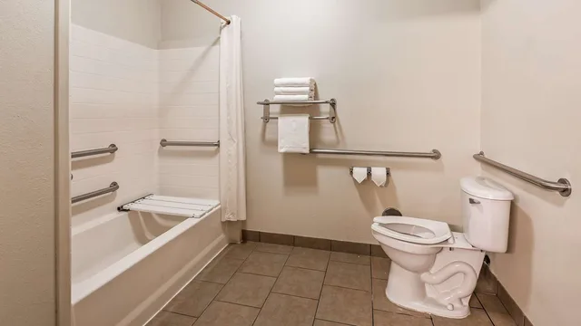 غرفة بسرير كينج مع أريكة بحوض استحمام لذوي الإعاقة، Best Western Executive Inn Jacksonville TX 2/2