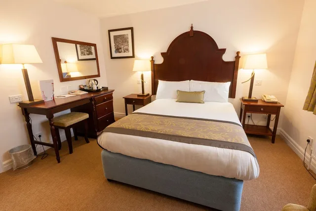 Courtyard, Guest Room, Double Bed، De Vere Tortworth Court Ex Tortworth Court Four Pillars 1/3