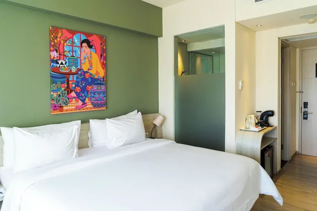 غرفة سوبيريور بسرير كوين، Artotel Harmoni Jakarta 2/8