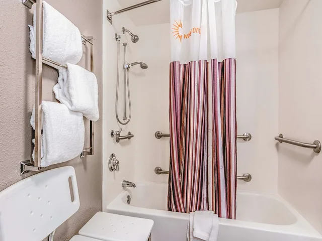 غرفة ديلوكس بسرير كينج لذوي الإعاقة، La Quinta Inn Fresno Yosemite 7/10