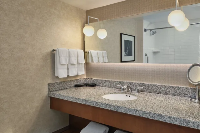 Skyline, King Bed، Loews Hollywood Hotel 6/10