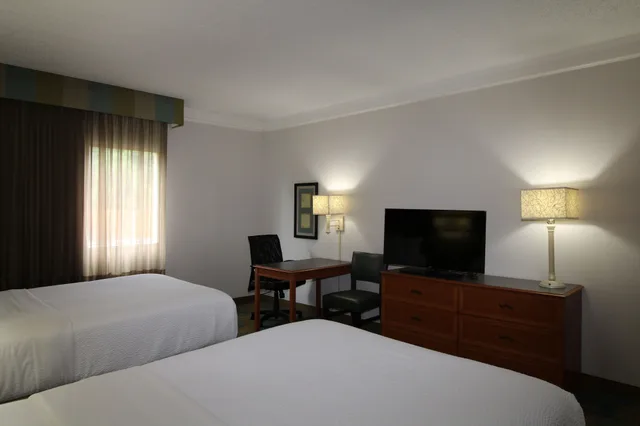 غرفة بسريرين مزدوجين، La Quinta Inn & Suites by Wyndham St. Pete-Clearwater Airpt 5/5