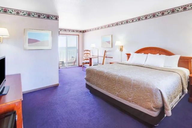 Superior, King Bed, Lake Front، Super 8 by Wyndham Mackinaw City/Beachfront Area 1/5