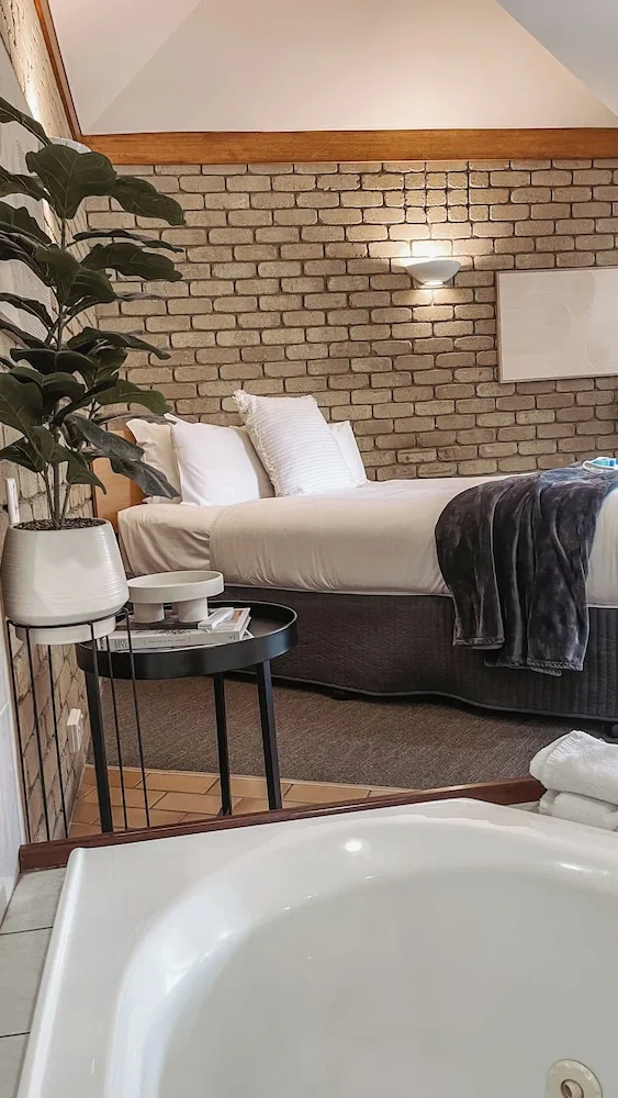 Spa, Queen Bed، Mitchell on Main 3/5