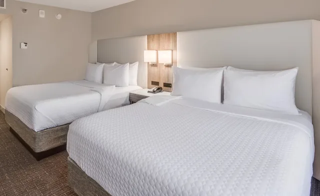 استوديو بريميوم بسريرين كوين، Crowne Plaza Suites Arlington 1/10