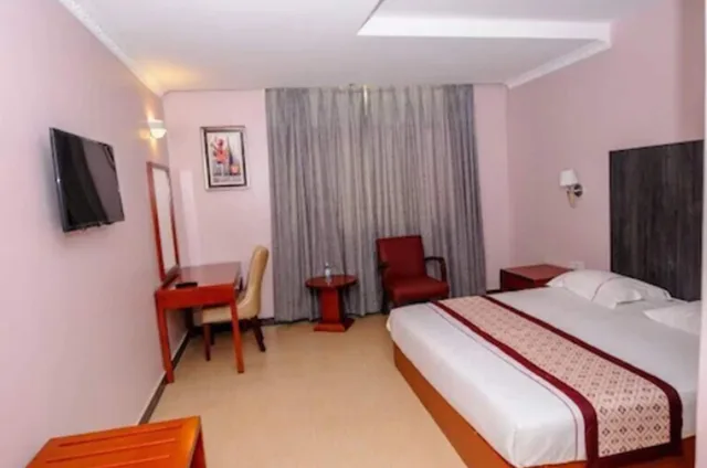 غرفة قياسية بسرير كوين، HBT Russel Hotel 1/2