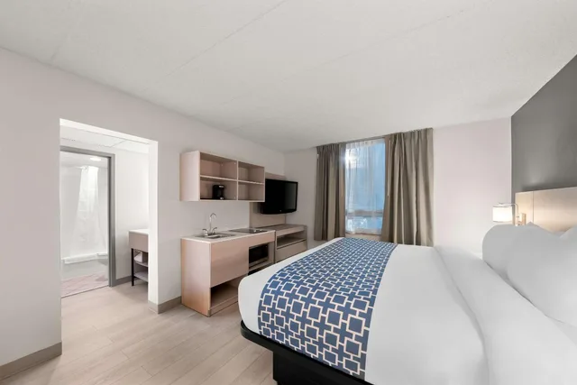 جناح بسرير كينج بمطبخ صغير، Clarion Inn & Suites and Convention Center 3/10