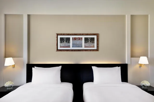 غرفة بسريرين منفصلين بإطلالة على البحر بشرفة، Shangri-La Barr Al Jissah Resort and Spa - Al Waha 4/7