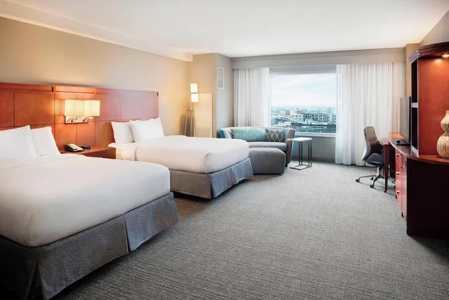 غرفة بسريرين كوين مع أريكة، Courtyard Indianapolis Downtown 2/4