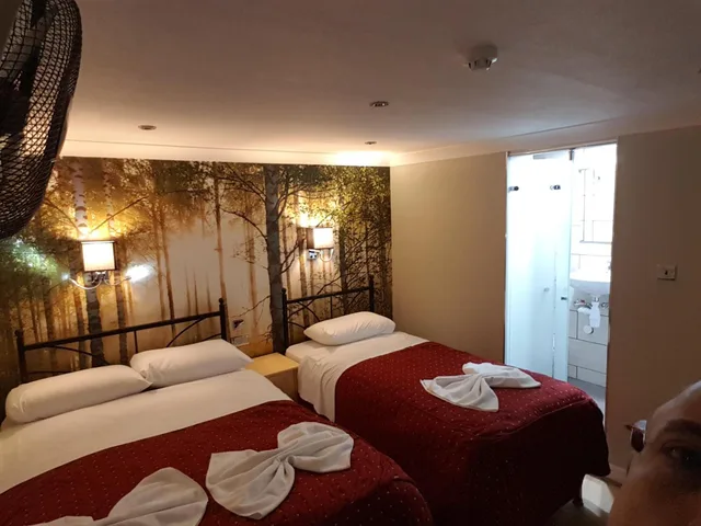 غرفة ثلاثية بحمام خاص، Central Hotel 2/8