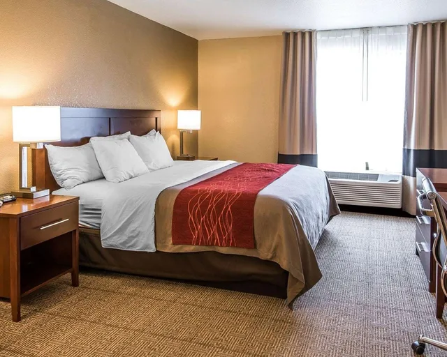 غرفة بسرير كينج لذوي الإعاقة، Quality Inn & Suites Bethany 1/3