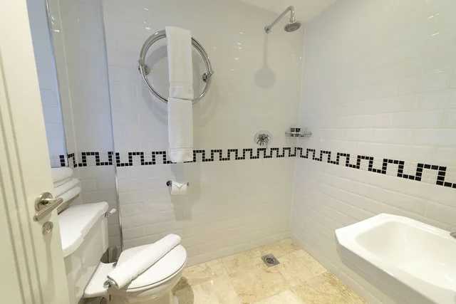 Compact, King Bed، Karma Sanctum Soho London 10/10