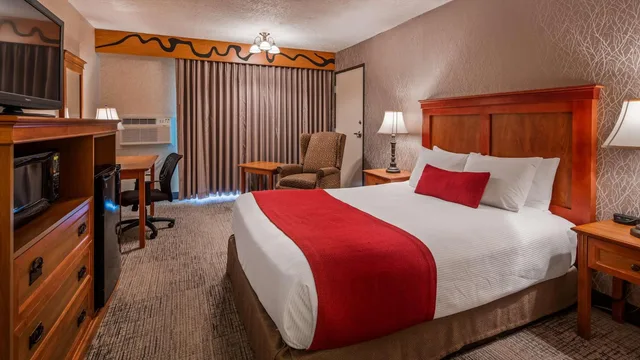 غرفة بسرير كوين بإطلالة على المسبح، Best Western Plus Rivershore Hotel 2/8