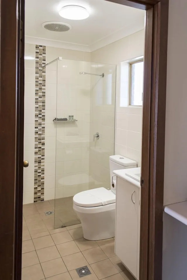 غرفة قياسية بسرير كوين وسرير فردي، Highway Inn Motel 1/3