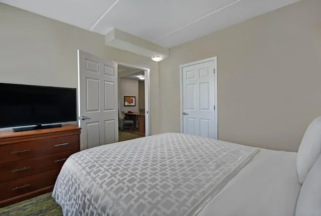 غرفة بسرير كوين لذوي الإعاقة، CANDLEWOOD SUITES MOORESVILLE 1/5