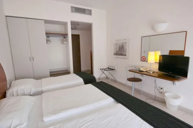 غرفة ثلاثية بشرفة بإطلالة جزئية على البحر، Hotel Approdo 1/10