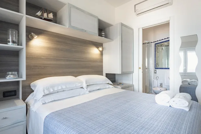 غرفة كلاسيكية بسرير كوين بإطلالة على البحر، La Caletta Hotel 1/7