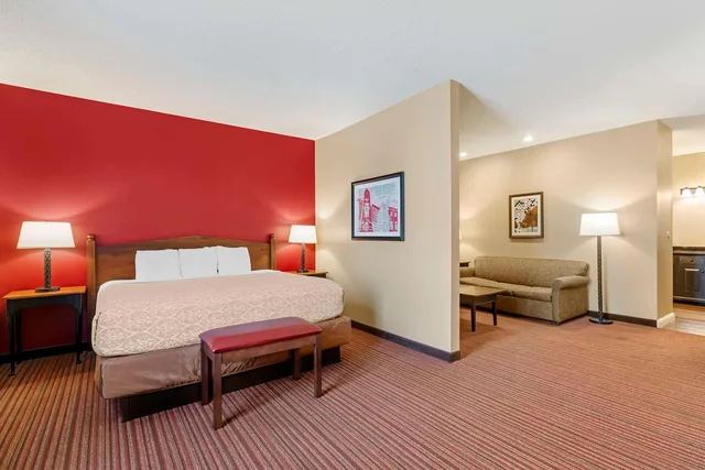 جناح بسرير كينج مع أريكة بجاكوزي بمطبخ، Best Western Plus Dutch Haus Inn And Suites 1/3