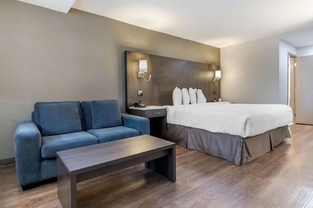 غرفة ديلوكس بسرير كينج، Super 8 by Wyndham Macleod Trail Calgary 3/4