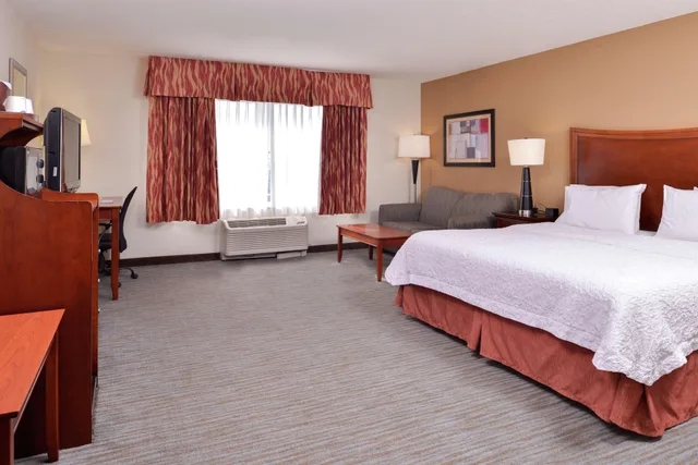 استوديو بسرير كينج، Hampton Inn & Suites - Cape Coral/Fort Myers Area, FL 1/2