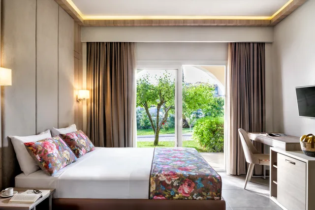 غرفة ديلوكس بإطلالة على الحديقة، Alexandra Beach Spa Resort 1/2