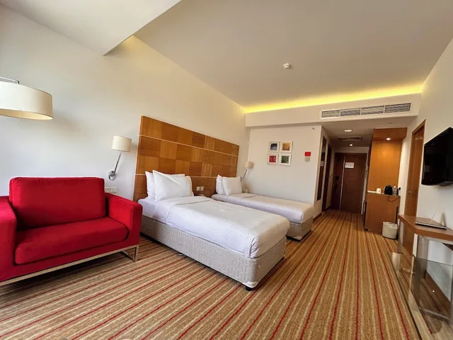 غرفة بسريرين منفصلين بإطلالة على المدينة، Golden Tulip Muscat 2/9
