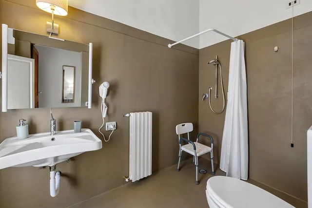 جناح جونيور بسرير كوين مع أريكة لذوي الإعاقة، Locanda Della Fratta 7/9