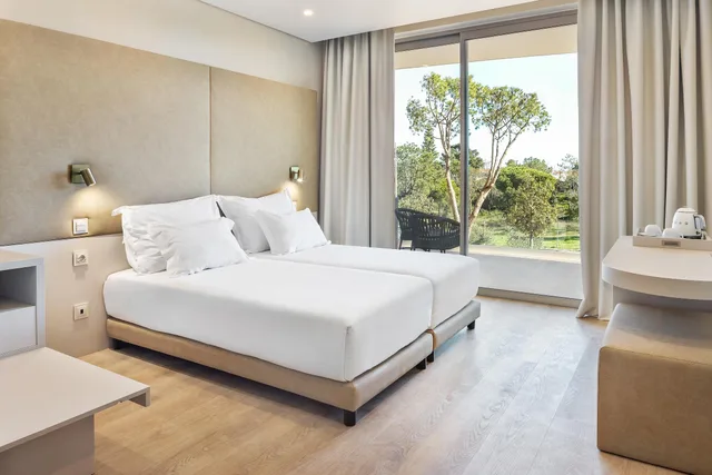 Room, Double or Twin Bed, Balcony or Terrace, Ananea Castelo Suites Algarve 2/3