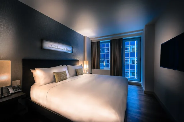 Room, King Bed, French Balcony, Corner، The Bernic Hotel New York City Tapestry Collection By Hilton 2/5