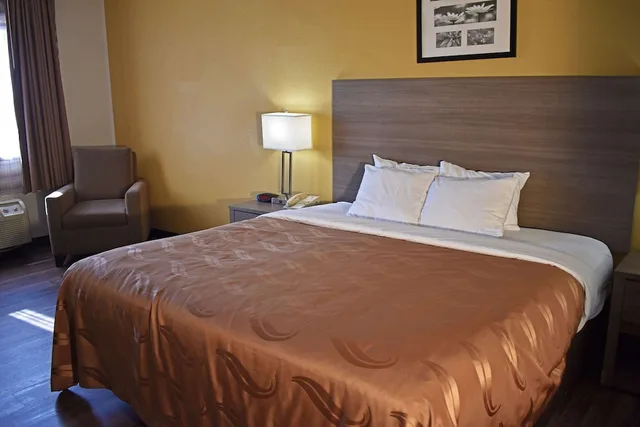 غرفة بسرير كينج لذوي الإعاقة، Quality Inn & Suites Kearneysville - Martinsburg, WV 1/3
