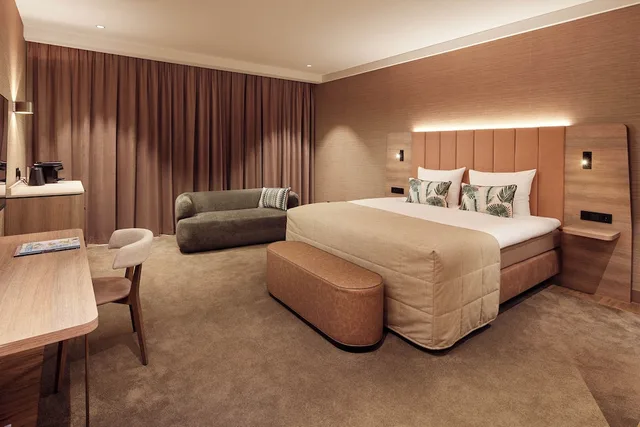 غرفة ديلوكس بسرير كينج وأسرّة بطابقين بإطلالة على القناة بحوض جاكوزي، Van Der Valk Hotel Sneek 1/10