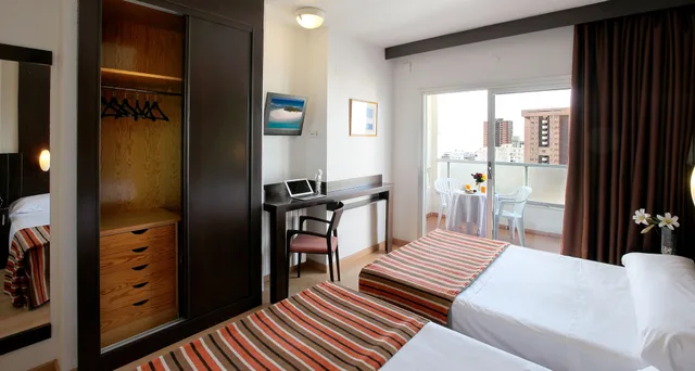 غرفة بسريرين منفصلين بإطلالة على المدينة بشرفة، Poseidon Resort 5/10