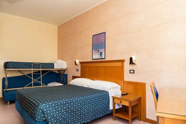 غرفة رباعية بشرفة، Hotel Verona 7/10