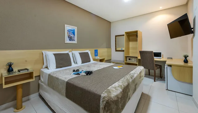 Master, Double Bed, Street View، Hotel Olympia 4/7