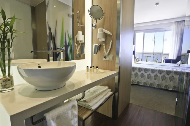غرفة بسريرين منفصلين بإطلالة على المسبح، Volga Hotel 7/7