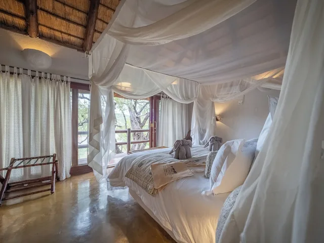 River, Family, Bungalow, 1 King and 4 Single Beds، Nyati Safari Lodge 1/10