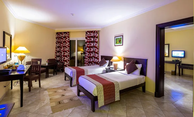 غرفة عائلية بسرير كينج وسرير فردي بإطلالة جزئية على البحر، Casa Mare Resort 7/10